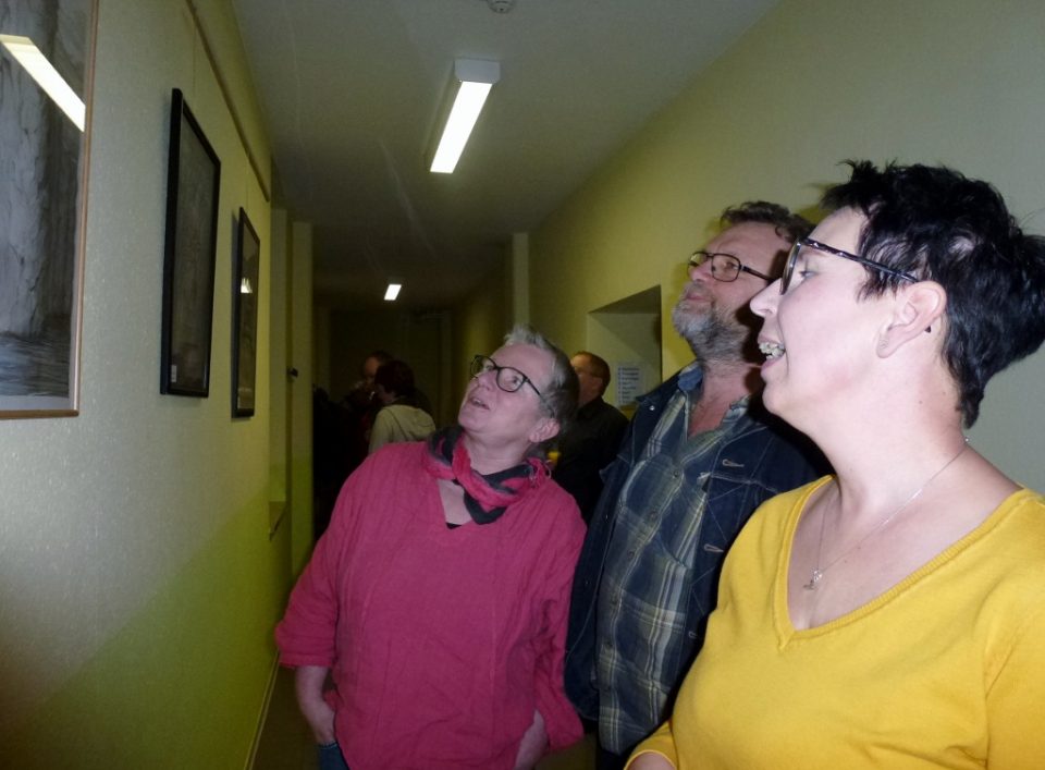 Beeindruckte Besucher der Vernissage